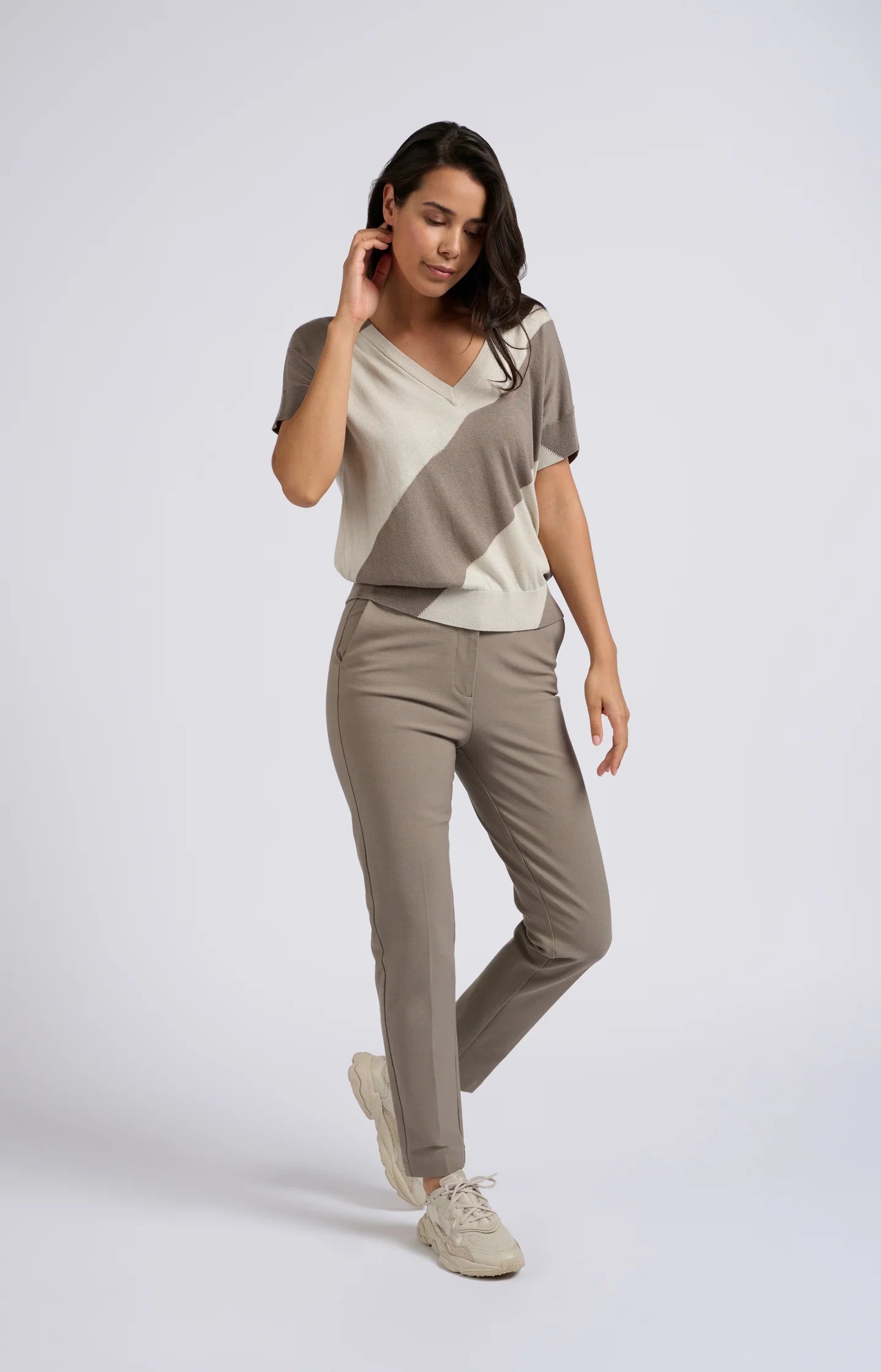 Woven chino with straight legs, side pockets and zipper