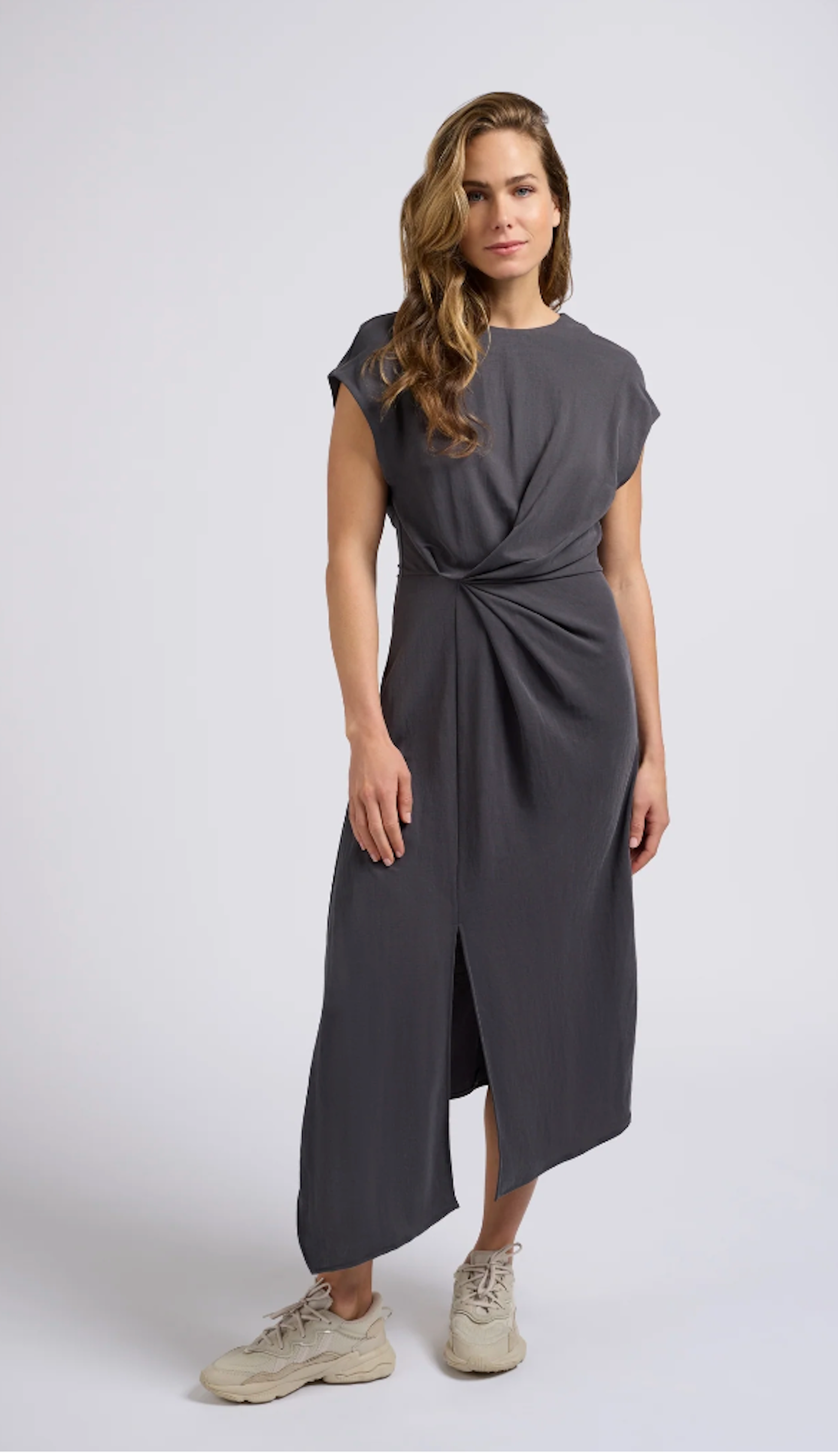 Midi dress with short sleeves, pleated ring detail and slit