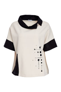 Placement print top with contrast cut away collar