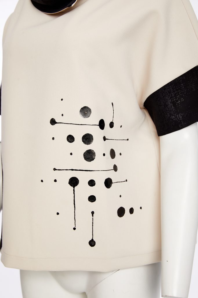 Placement print top with contrast cut away collar
