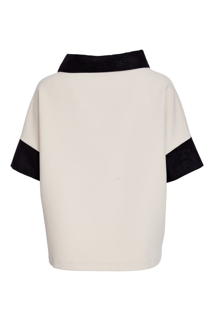 Placement print top with contrast cut away collar