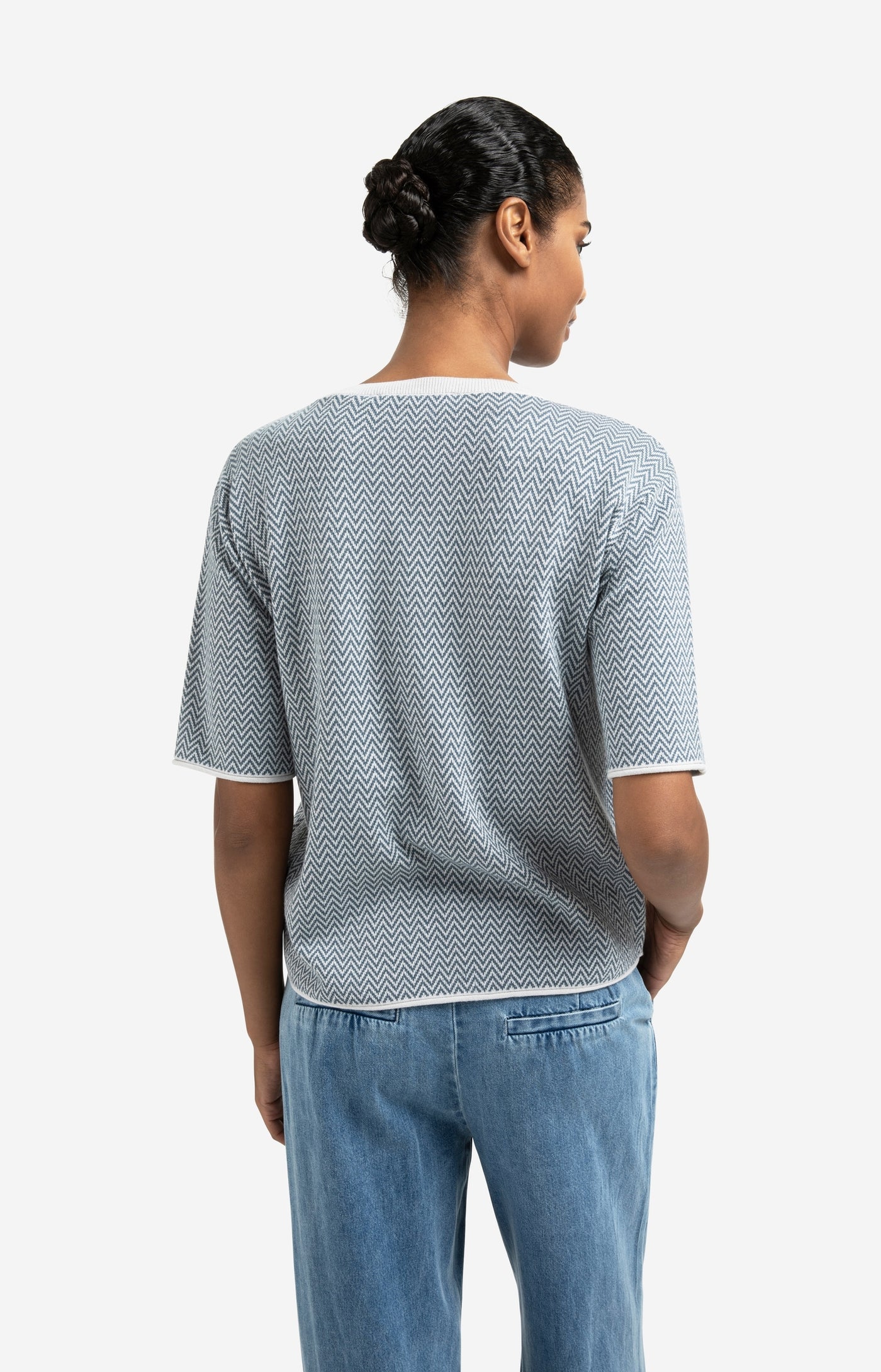 Jacquard knit with zigzag pattern and short sleeves
